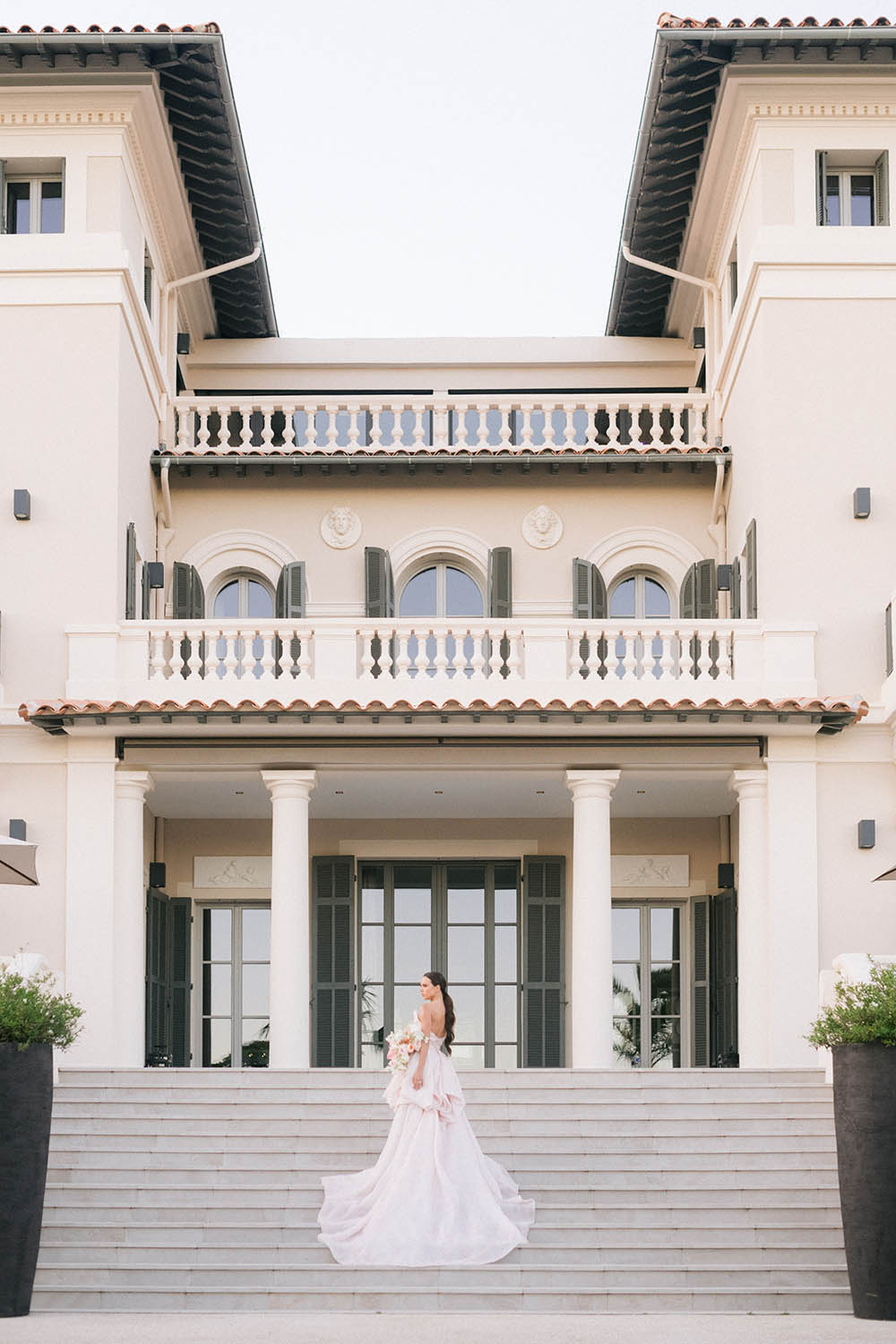 une mariée pose sur les marche de la villa louise